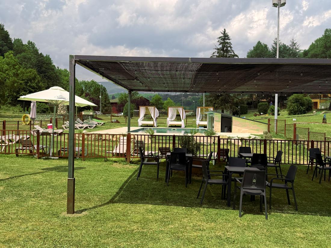 Terrassa bar vora la piscina