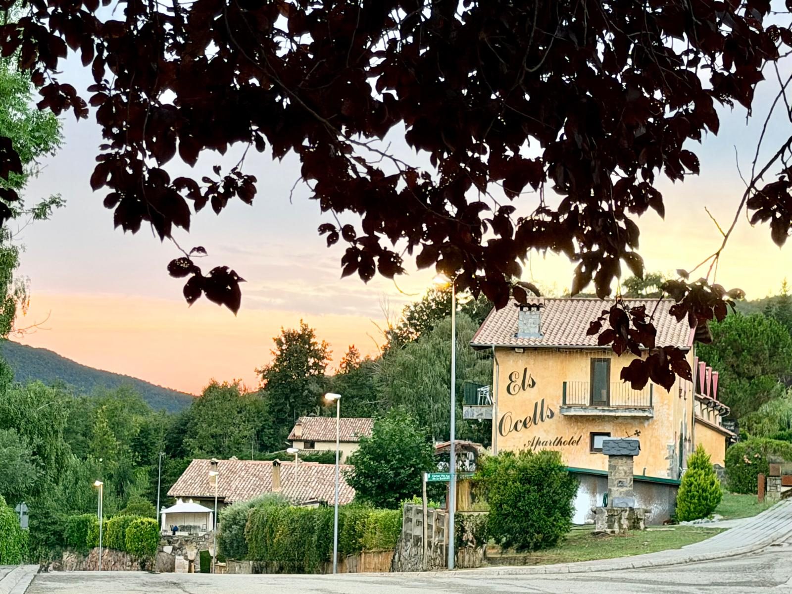 La casa d’Els Ocells al capvespre, amb el nom pintat a la façana