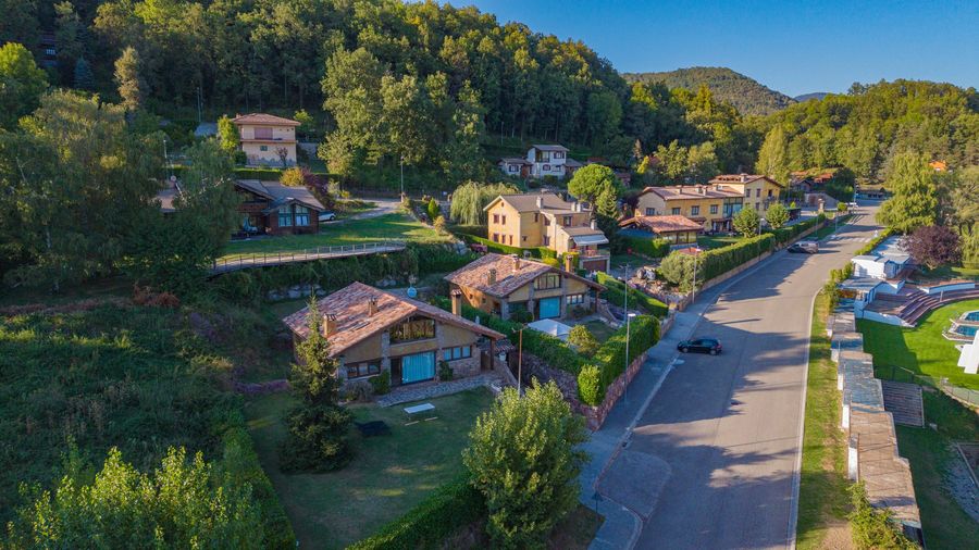 Vista aèria de les cases d’Els Ocells a Font Rubí, envoltades de bosc