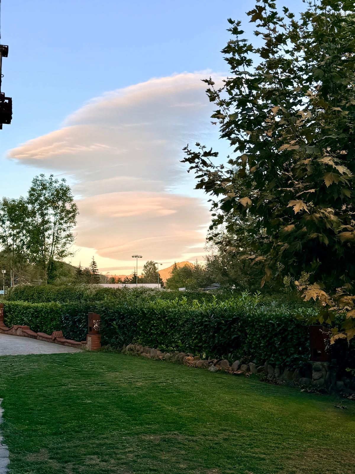 Un núvol lenticular des del jardí