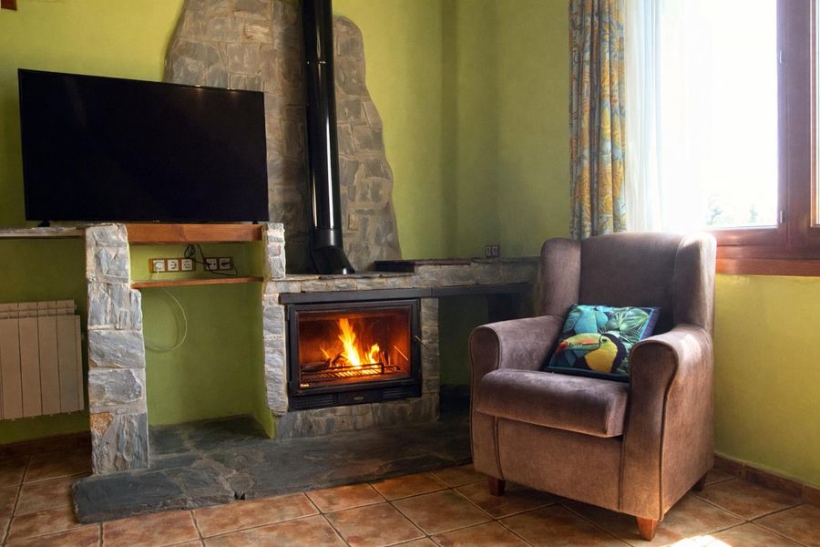 Llar de foc encesa en un dels apartaments