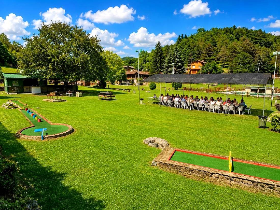 Els jardins i el minigolf en un dia d’estiu