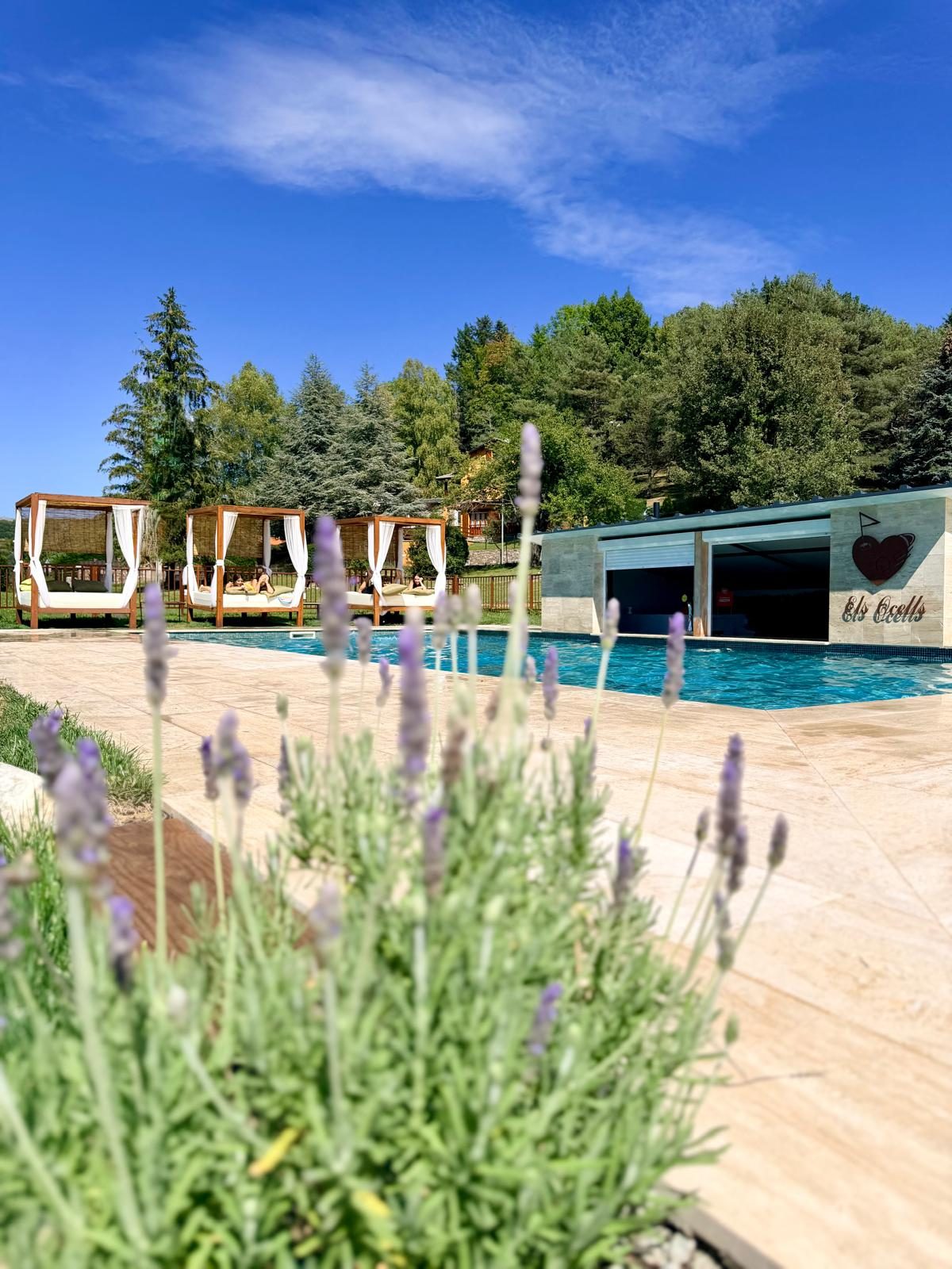 La piscina amb les cabanes chill-out